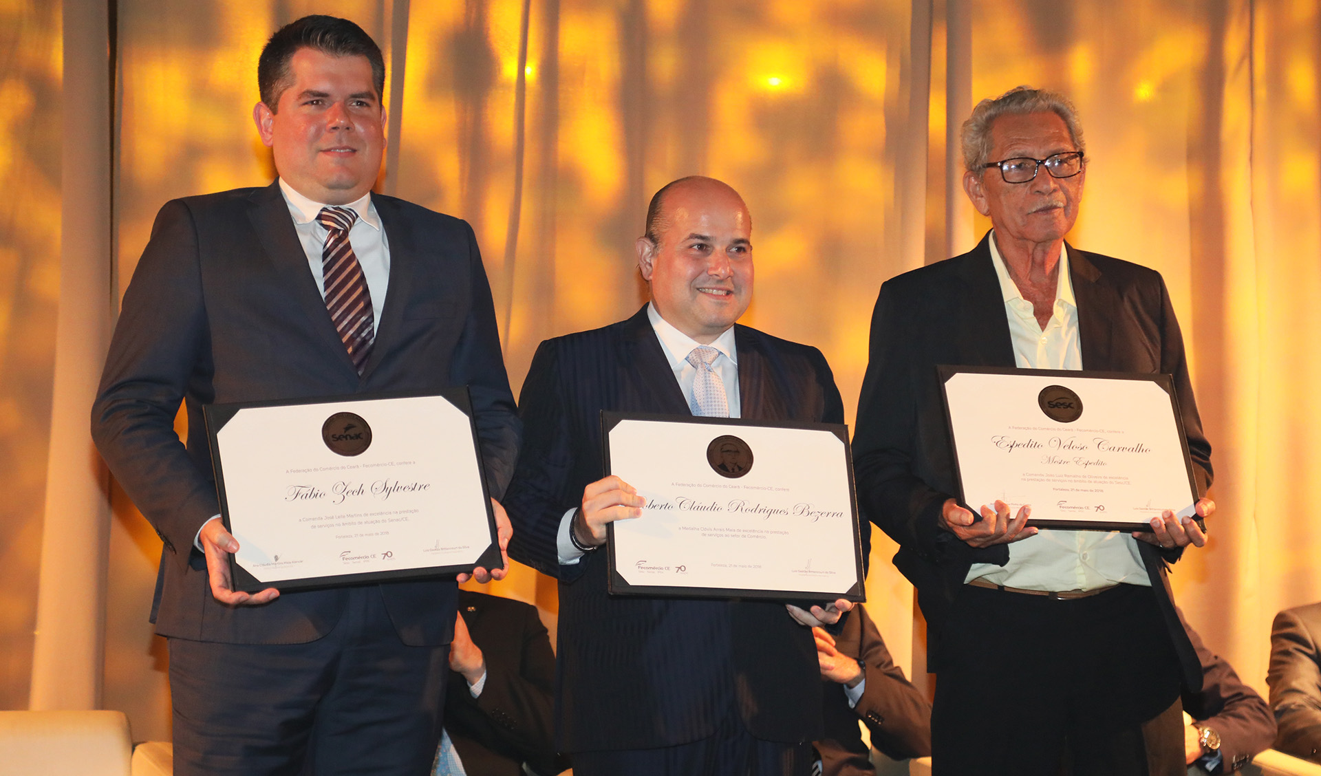 Fábio Zech, Roberto Claudio e Espedito Seleiro exibem seus diplomas